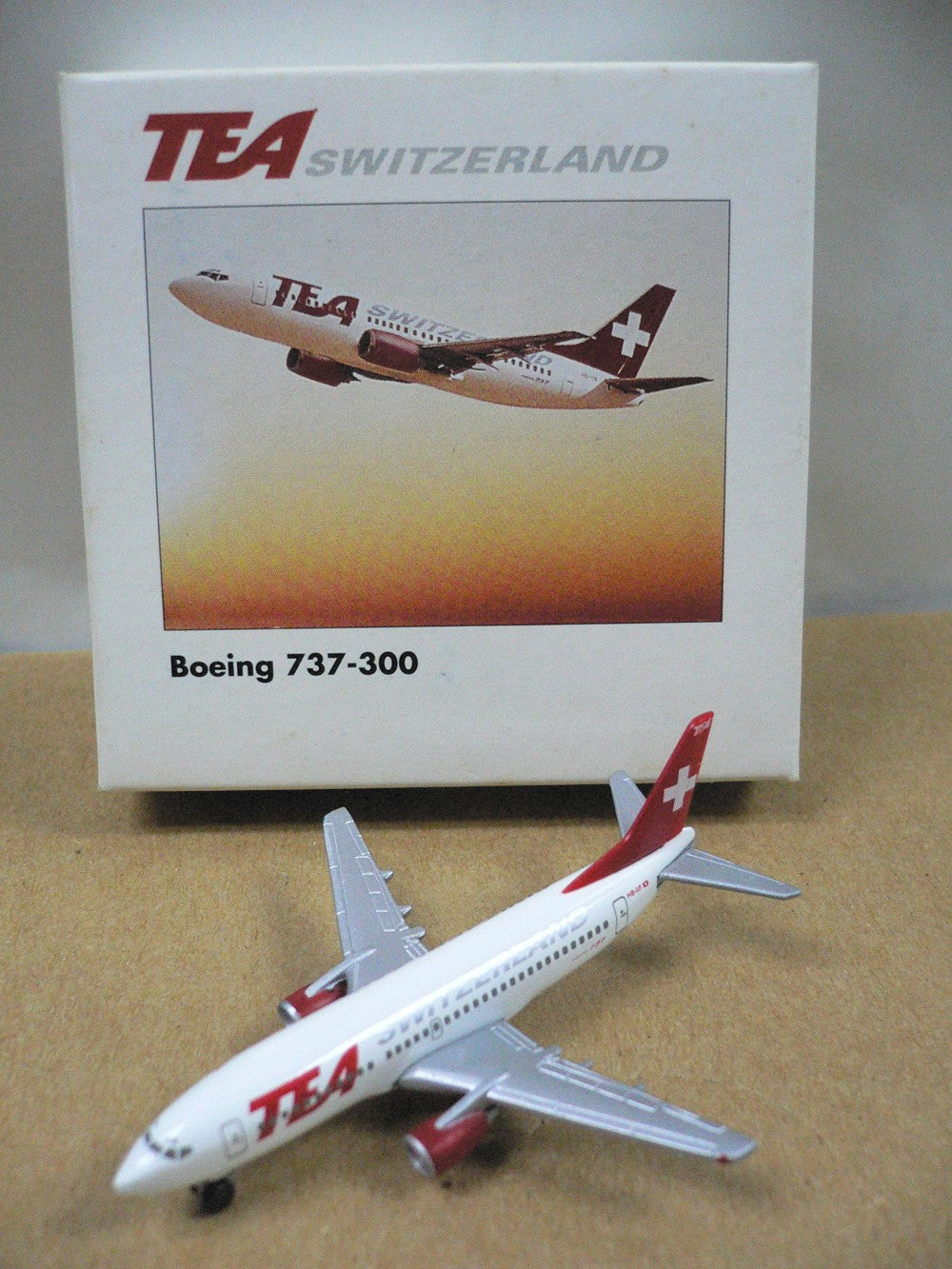 HERPA WINGS 1/500 TEA SWITZERLAND BOEING 737-300 HB-IIF