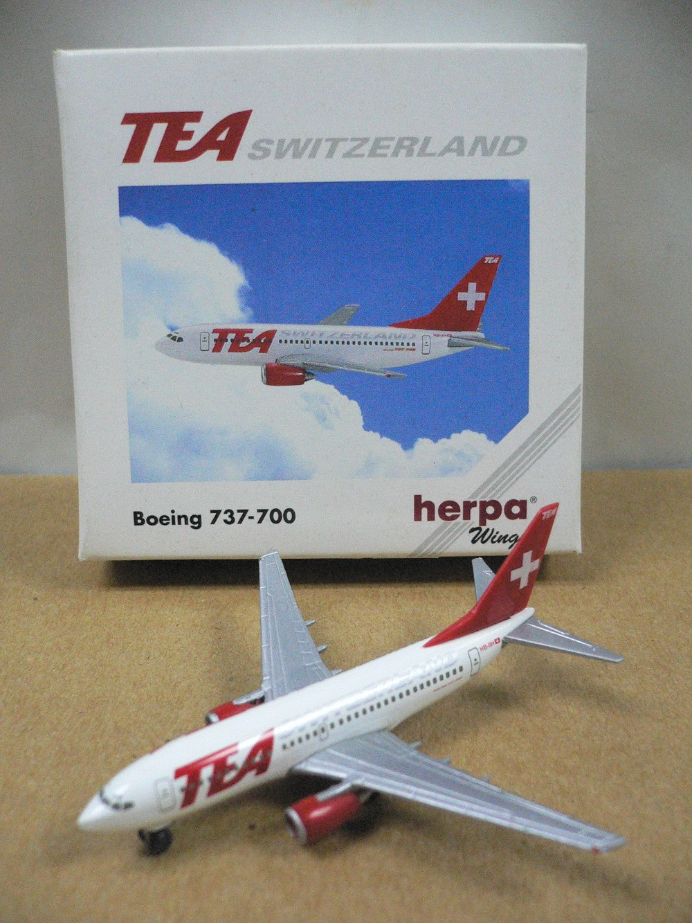 HERPA WINGS 1/500 TEA SWITZERLAND BOEING 737-700 HB-IIF