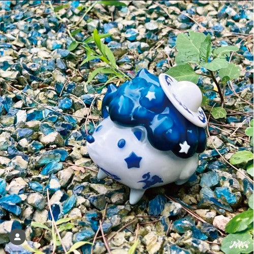 Season Hedgehog - Blue and white porcelain