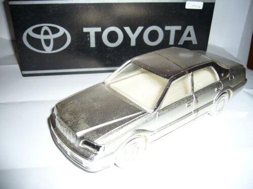 TOYOTA CROWN MAJESTA DIECAST CIGARETTE ASHTRAY