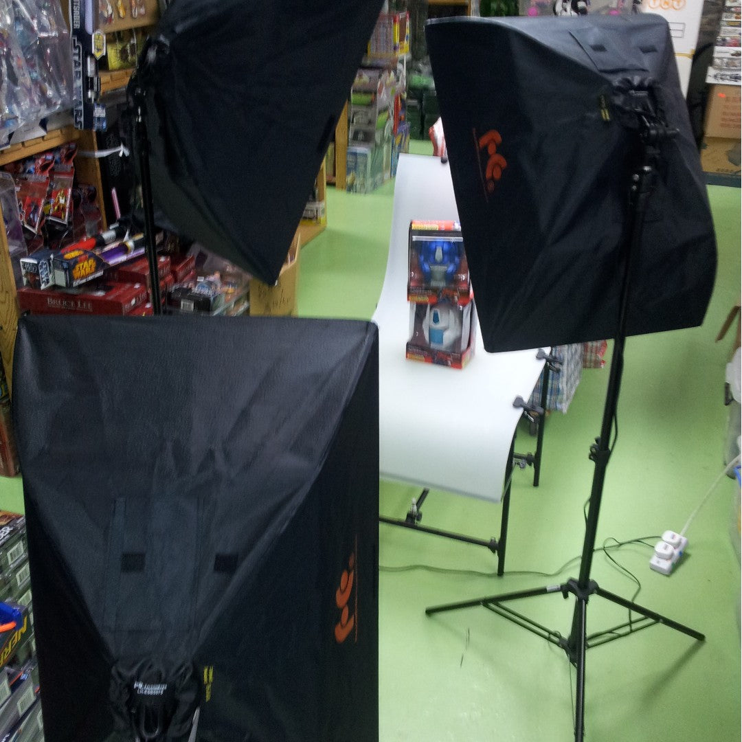 A set of lighting, reflective cloth, and frame equipment for photography