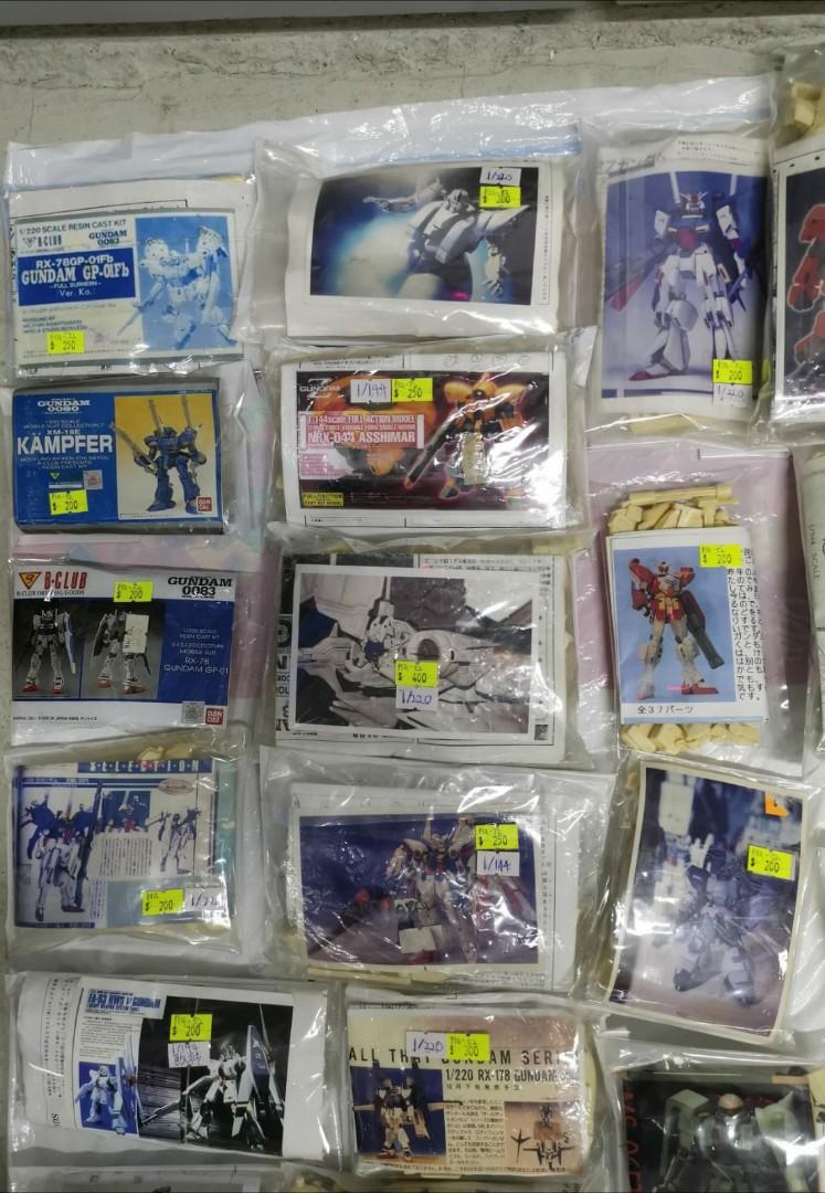 A lot of figurines, first identification, unbuilt, unpainted, lot for sell, about 62 packs