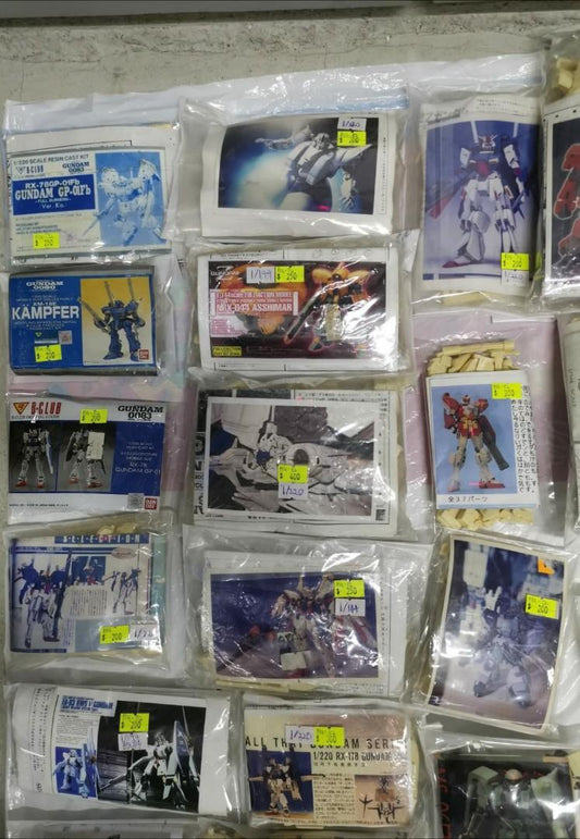 A lot of figurines, first identification, unbuilt, unpainted, lot for sell, about 62 packs