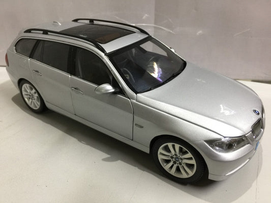 KYOSHO 1/18 BMW 330i TOURING SILVER
