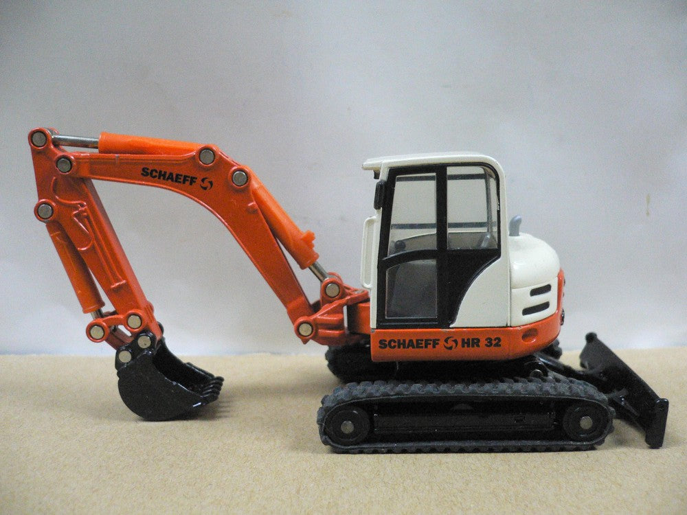 SIKU 1/50 3521 SCHAEFF HR32 CRAWLER EXCAVATOR