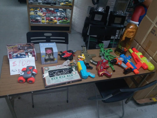 A lot of toys are sold all at once for only 100 yuan