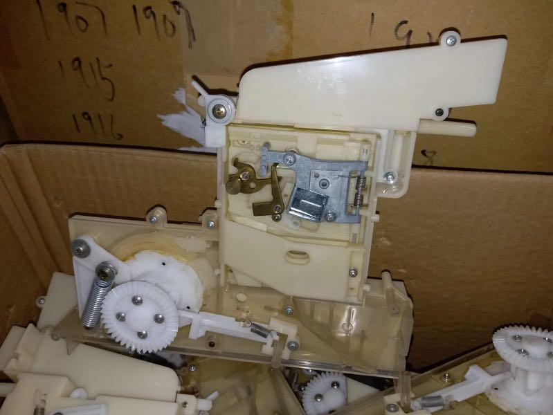 The old model capsule machine center money-in part can be used with one, two or three $5 coins